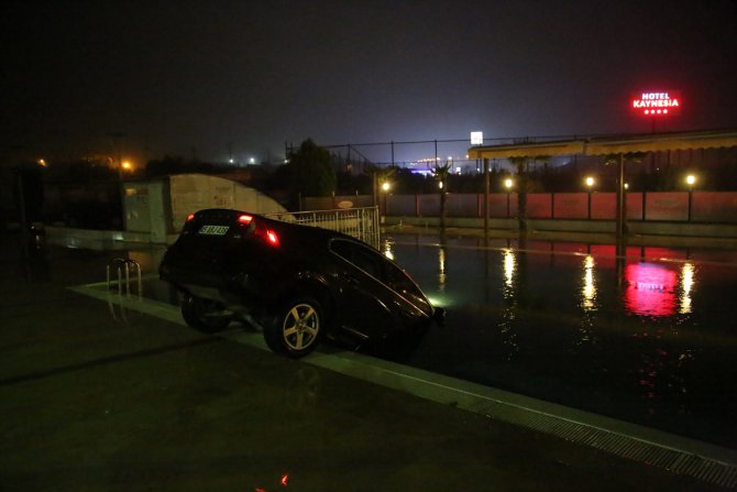 Manisa'da otomobil otelin yüzme havuzuna düştü