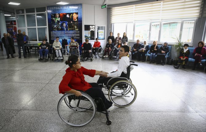 Tekerlekli sandalyede tango yapan gençler yeteneklerine hayran bırakıyor
