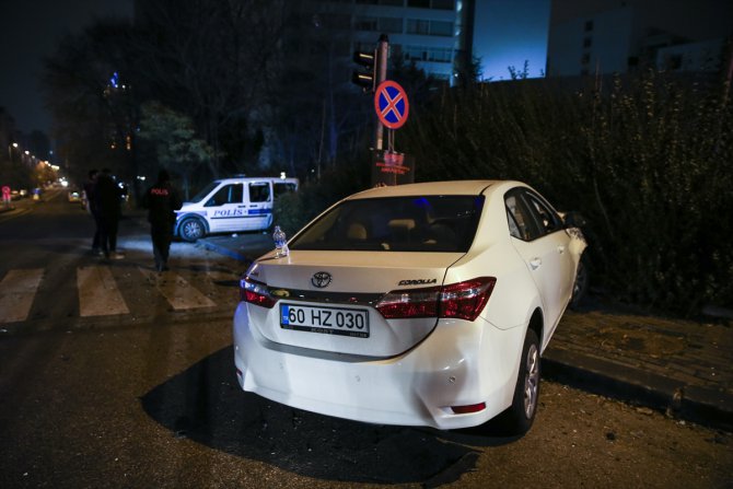 Başkentte bir otomobil polis aracına çarptı: 2'si polis 3 yaralı
