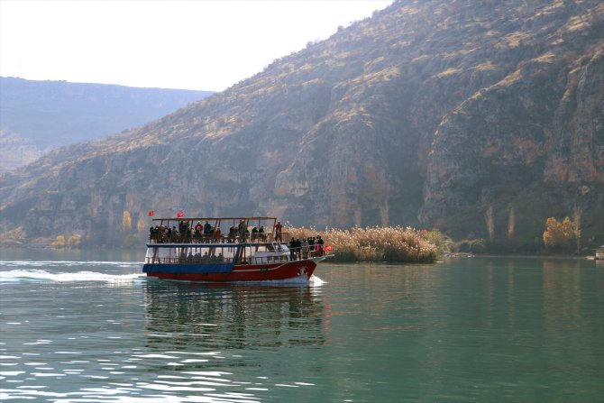 Şanlıurfa'nın turizm merkezi Halfeti'de hafta sonu yoğunluğu yaşanıyor