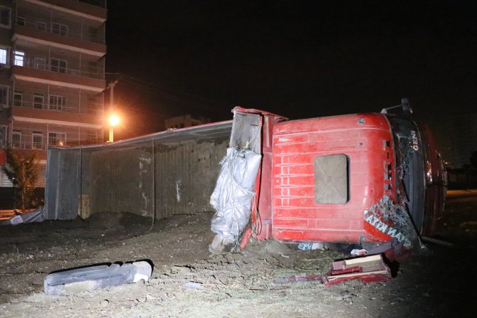 Hatay'da freni patlayan kamyonun sürücüsü yaralandı