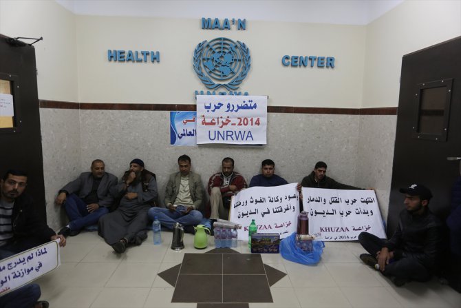 İsrail'in saldırılarında evleri zarar gören Gazzeliler, UNRWA merkezinde eylem yaptı