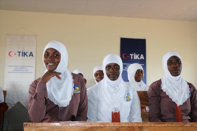 TİKA'nın desteğiyle Ugandalı öğrenciler yeni dersliklere kavuştu