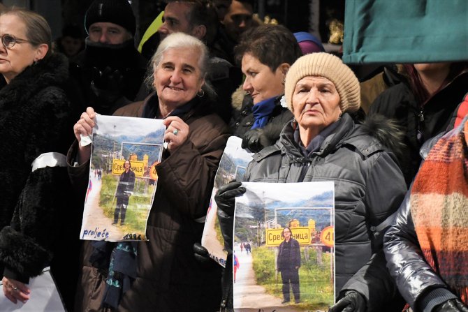 Bosna soykırımı inkar eden Peter Handke'ye Nobel Ödülü verilmesi İsveç'te protesto edildi