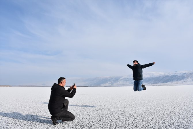 Buzla kaplanan Aktaş Gölü ziyaretçilerini ağırlıyor