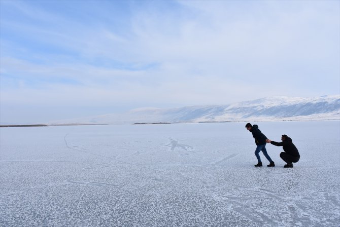 Buzla kaplanan Aktaş Gölü ziyaretçilerini ağırlıyor