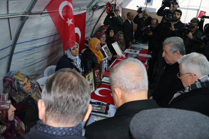 Kamu Görevlileri Etik Kurulu Başkanı Köksal Toptan "Diyarbakır anneleri"ni ziyaret etti