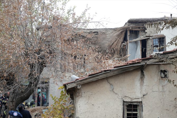 GÜNCELLEME 2 - Konya'da kerpiç evde göçük: 3 ölü