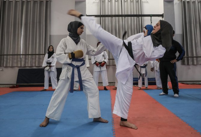 Gazze'nin karateci kızları Filistin'i uluslararası müsabakalarda temsil etmenin hayalini kuruyor
