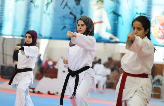 Gazze'nin karateci kızları Filistin'i uluslararası müsabakalarda temsil etmenin hayalini kuruyor