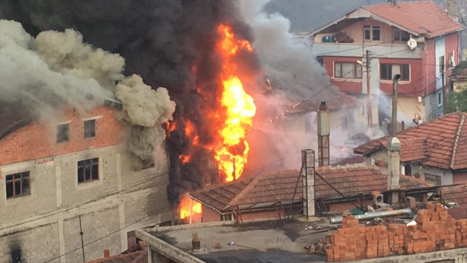 Zonguldak'ta mobilya imalathanesinde çıkan yangın söndürülmeye çalışılıyor