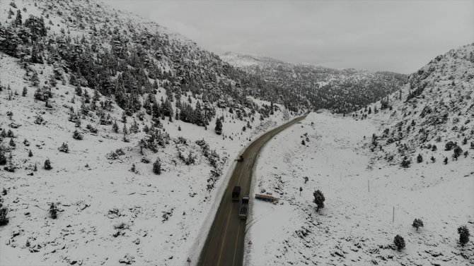 Antalya'nın Alacabel mevkisinde kar yağışı etkili oldu