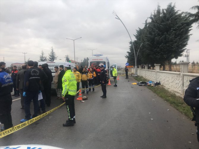 Uşak'ta durakta bekleyen yolculara otomobil çarptı: 3 ölü