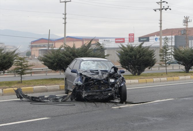 GÜNCELLEME - Uşak'ta durakta bekleyen yolculara otomobil çarptı: 3 ölü