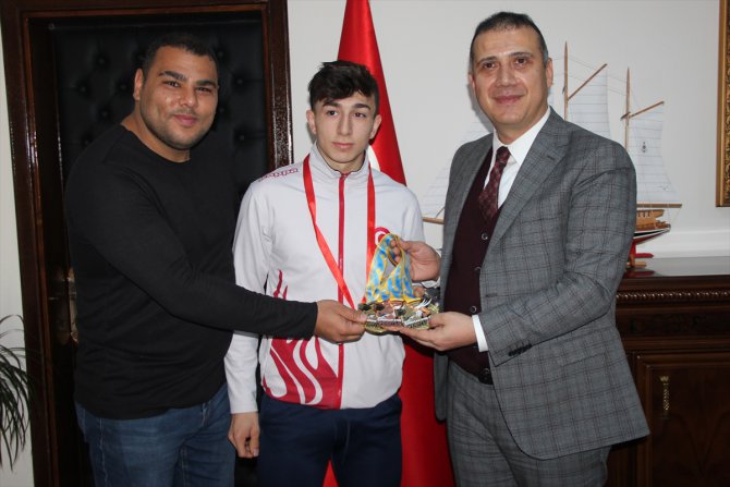 Avrupa şampiyonu halterci Yusuf Fehmi Genç, altınla ödüllendirildi