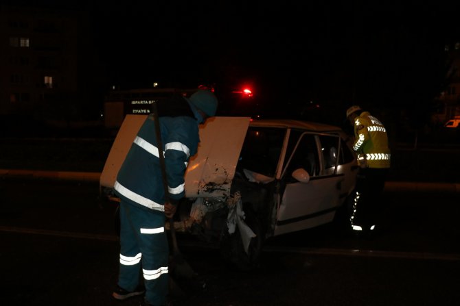 Isparta'da otomobil trafik ışıklarında bekleyen araçlara çarptı: 1 yaralı