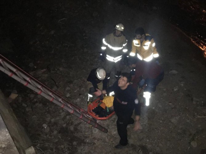 İzmir'de dereye düşen kadın itfaiye ekiplerince kurtarıldı