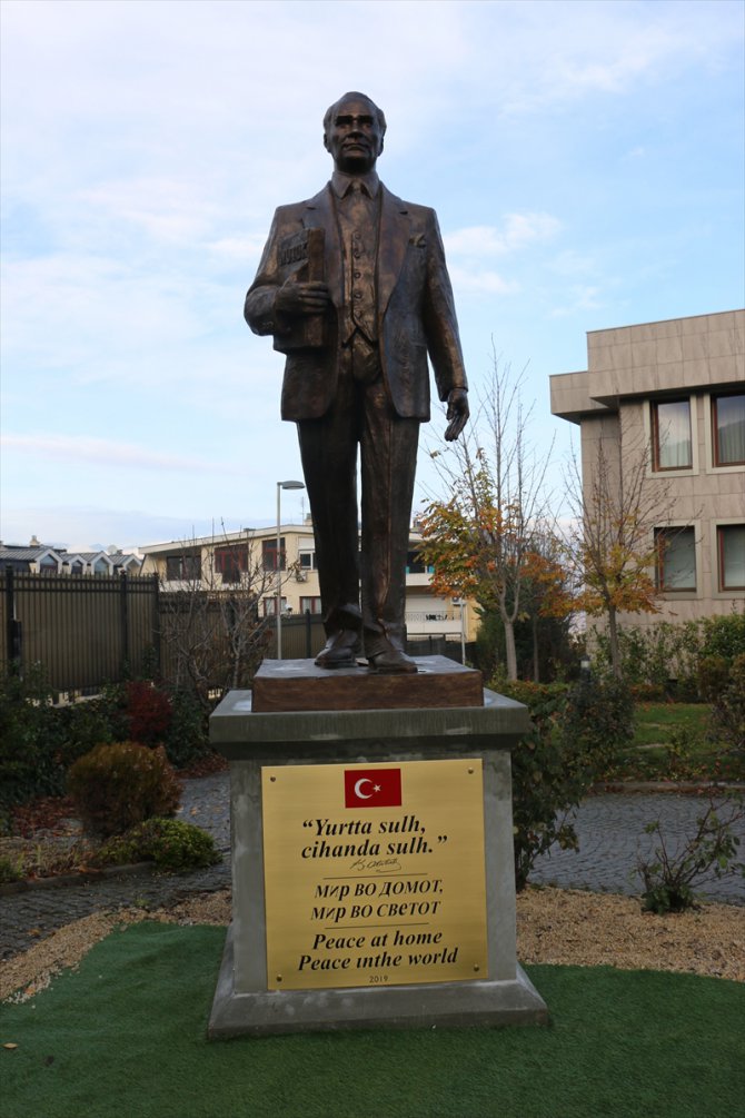 Türkiye'nin Üsküp Büyükelçiliği konutu önüne Atatürk heykeli