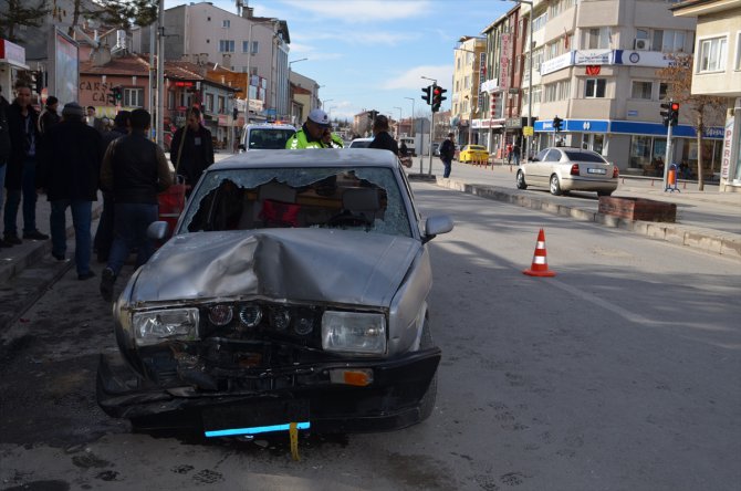 Ehliyetsiz sürücü "drift" yaparken park halindeki minibüse çarptı: 2 yaralı