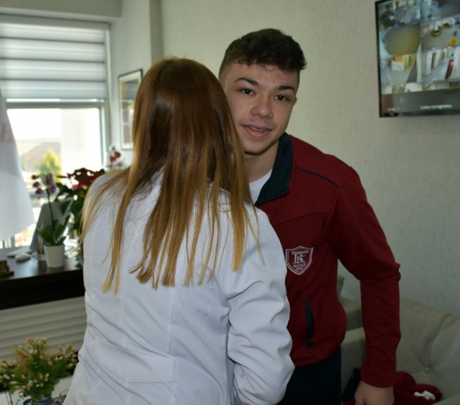 Avrupa şampiyonu milli halterci Hakan Şükrü Kurnaz, okulunda coşkuyla karşılandı