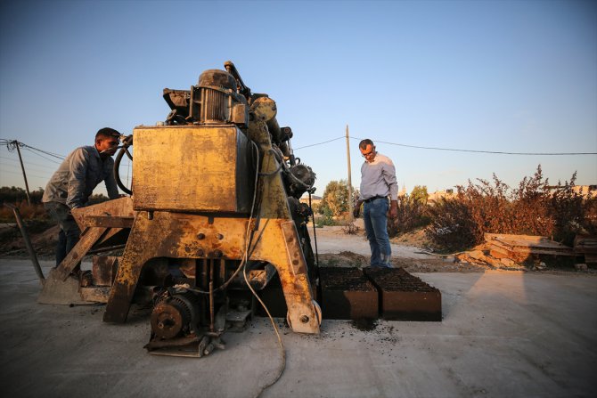 Gazzeli mühendis çevre dostu briket üretti