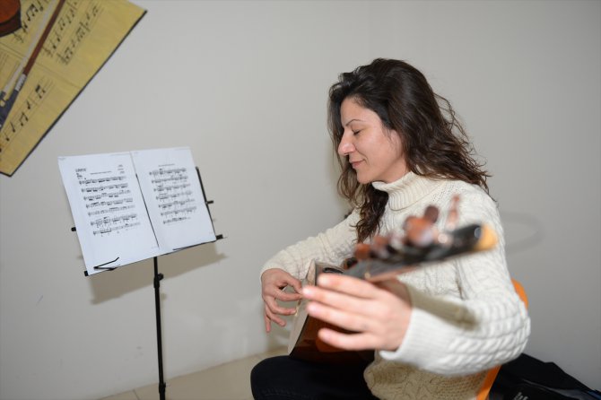 Sema öğretmen okulda öğrencilerini koroda yöre halkını müzikle buluşturuyor