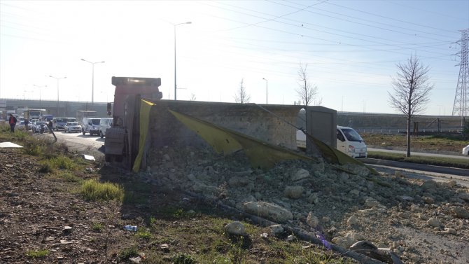 Sultangazi’de hafriyat kamyonu dorsesinin devrilmesi trafiği aksattı