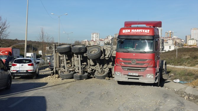 Sultangazi’de hafriyat kamyonu dorsesinin devrilmesi trafiği aksattı