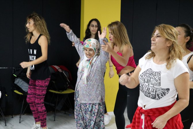 82 yaşındaki kadın geliniyle dans kursuna gidiyor
