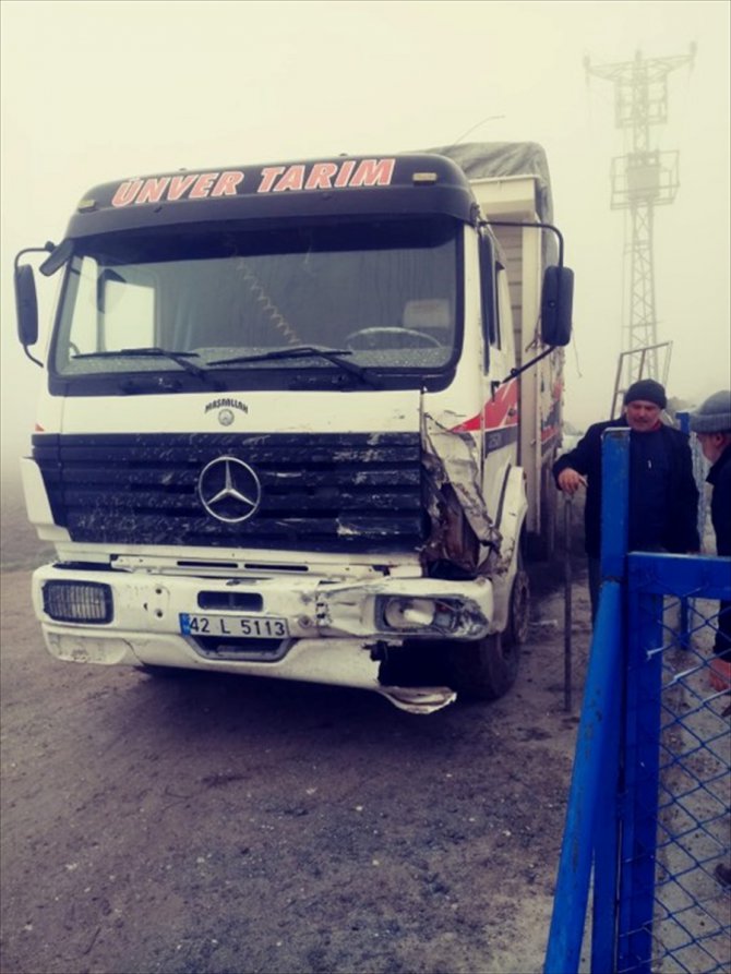 Konya'da öğretmenleri taşıyan minibüs kamyonla çarpıştı: 13 yaralı