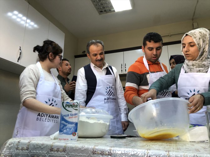 Adıyaman Belediye Başkanı Kılınç engelli çocuklarla kek yaptı