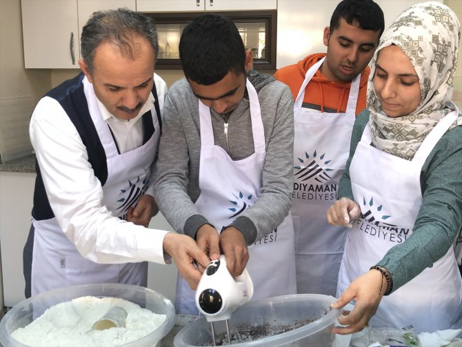 Adıyaman Belediye Başkanı Kılınç engelli çocuklarla kek yaptı