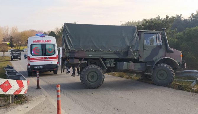 Edirne'de bariyere çarpan askeri araçtaki 8 asker hafif yaralandı