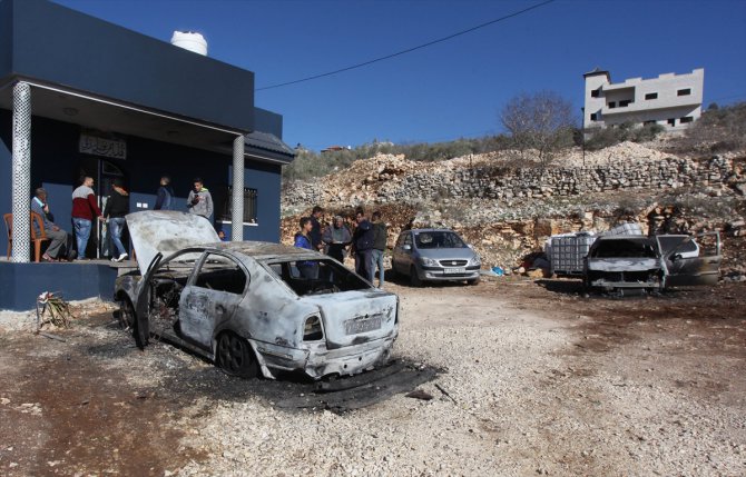 Yahudi yerleşimciler Batı Şeria'da Filistinlilere ait 2 aracı yaktı