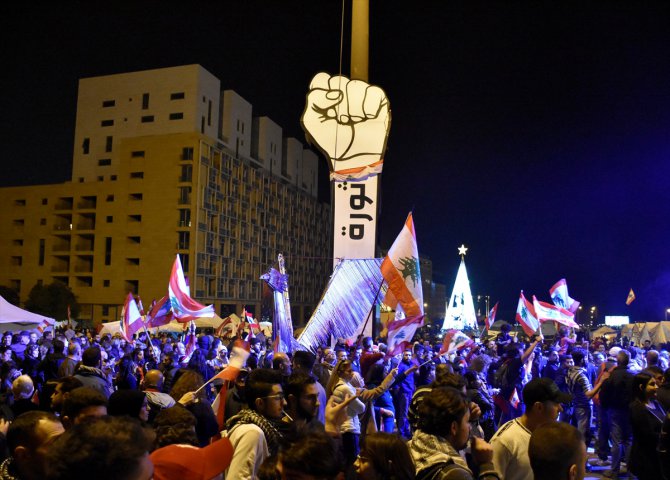 Lübnan'da yönetim karşıtı gösteriler sürüyor