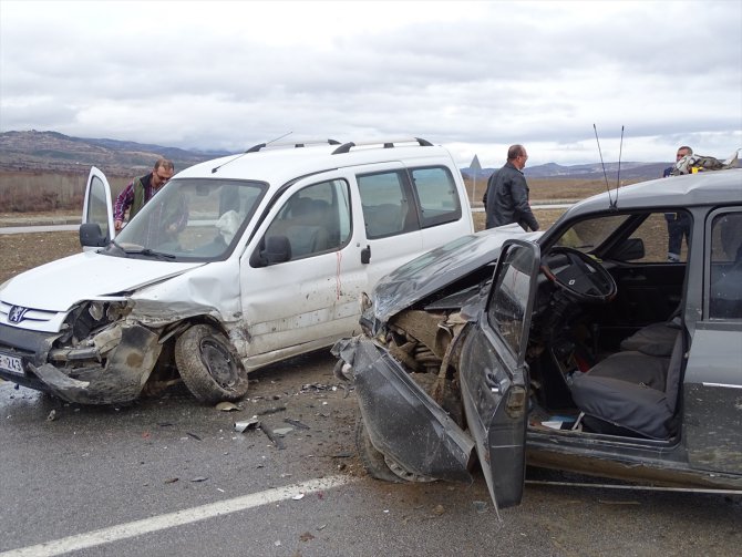 Kütahya'da hafif ticari araç ile otomobil çarpıştı: 1 ölü, 2 yaralı