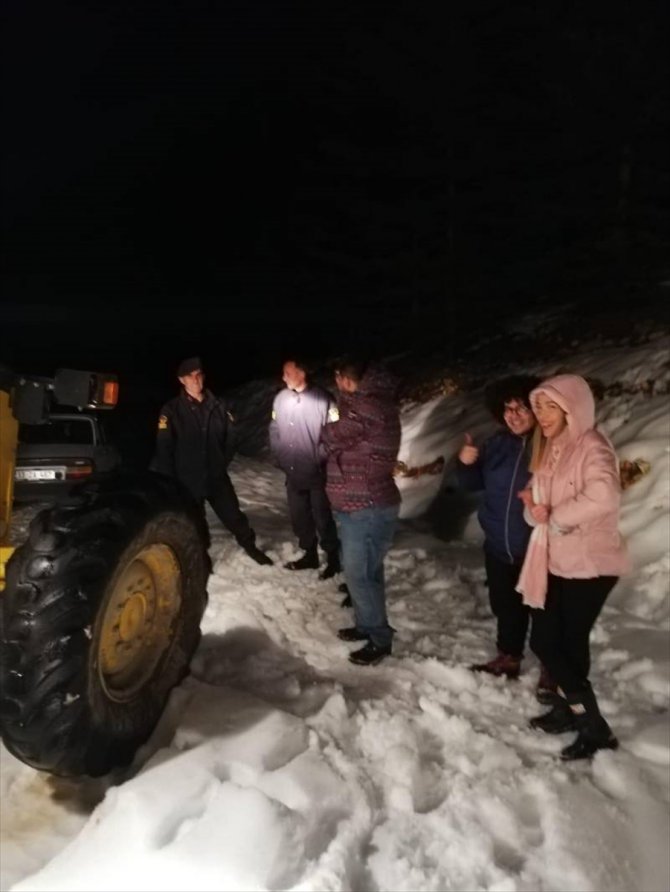 Mersin'in yüksek kesimlerinde karda mahsur kalan 12 araçtaki vatandaşlar kurtarıldı
