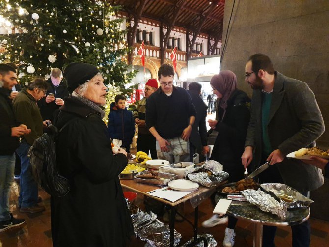 Danimarka'da Müslümanlardan Noel yemeği ikramı