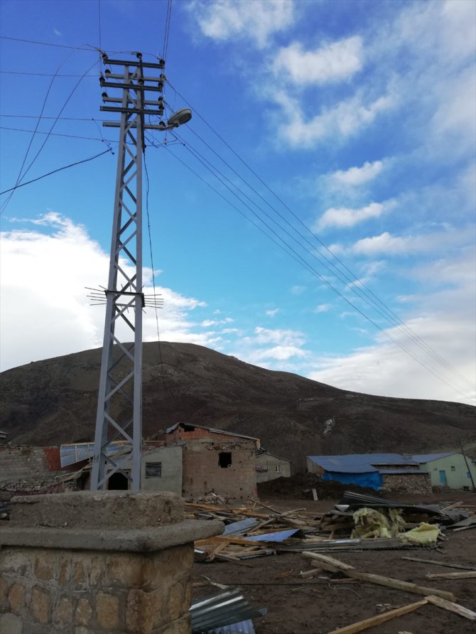 Erzincan'da şiddetli rüzgar hasara yol açtı