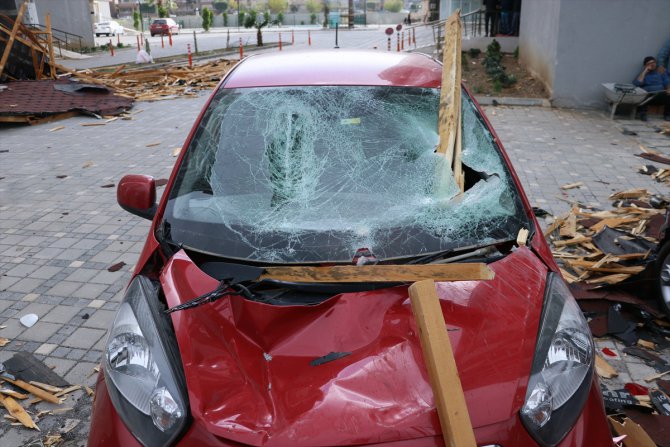Hatay'da fırtına nedeniyle kopan çatı otomobillerin üzerine düştü
