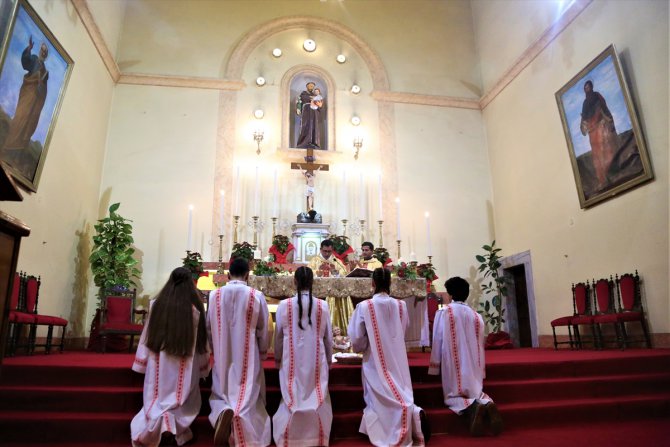 Mersin'de Katolik kilisesinde Noel ayini yapıldı
