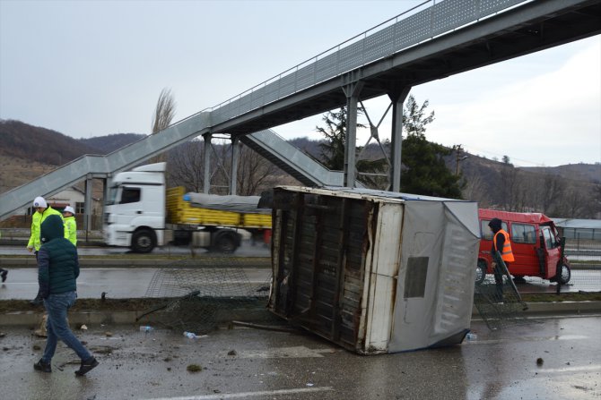 Samsun'da minibüs ile kamyonet çarpıştı: 4 yaralı