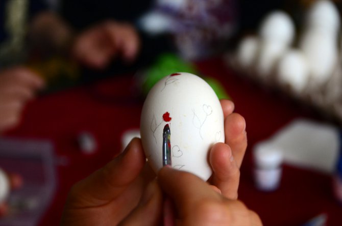 Yumurta kabukları hünerli ellerinde sanata dönüşüyor