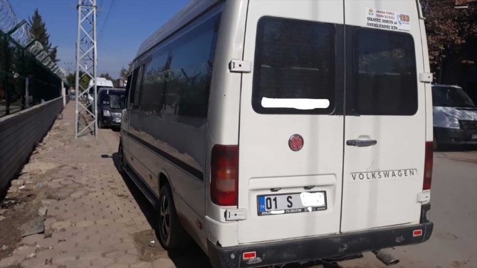 Adana'da 17 kişilik öğrenci servisinde 34 kişiyi taşıyan sürücüye ceza kesildi