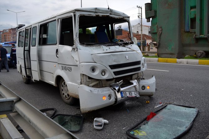 Balıkesir'de zeytin işçilerini taşıyan minibüs kamyonla çarpıştı: 10 yaralı