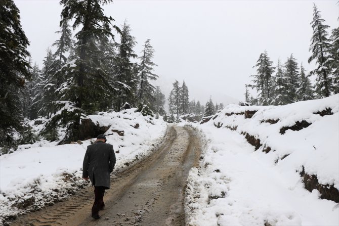 Adana ve Osmaniye'nin yüksek kesimlerindeki kar yağışı hayatı olumsuz etkiliyor