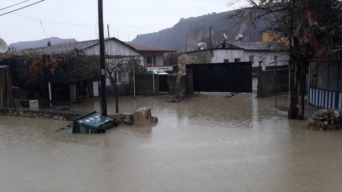 Adana'nın Kozan ilçesinde sağanak nedeniyle bazı evleri su bastı