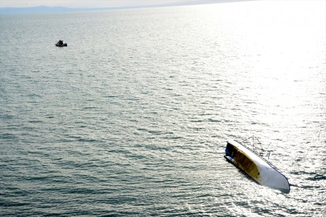 GÜNCELLEME 2 - Düzensiz göçmenleri taşıyan tekne Van Gölü'nde alabora oldu