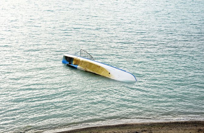 GÜNCELLEME 2 - Düzensiz göçmenleri taşıyan tekne Van Gölü'nde alabora oldu