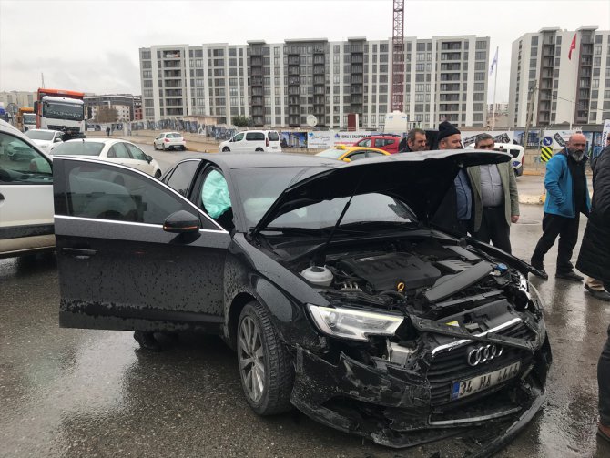 Pendik'teki trafik kazasında iki kişi yaralandı
